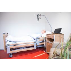 SkillsLab - Pflegebett mit Nachttisch und Aufrichter