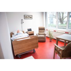 SkillsLab -  Pflegebett mit einfachem Nachttisch