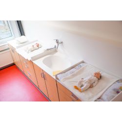 Skillslab - Schranksystem mit Wickelplatz und Babybadewanne